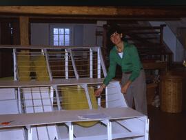 Micheline montrant une oeuvre place congrès