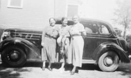 Trois femmes près d'une voiture