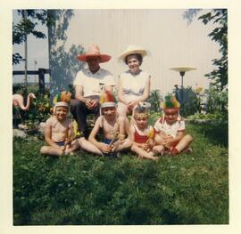 Robert Naud et Eliette Vohl avec leurs enfants déguisés