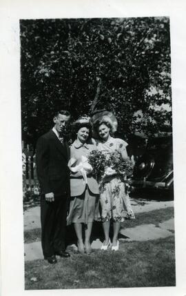 Lloyd et Iola Kingsborough avec Helen Cook à l’extérieur