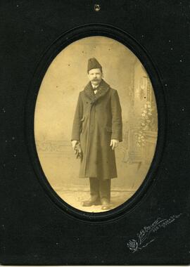 Un homme moustachu non identifié