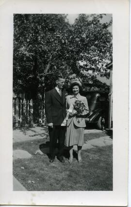 Helen Cook et Lloyd Kingsborough devant une voiture