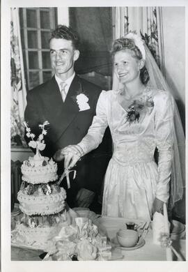 Iola Kingsborough et Harold Ross coupant leur gâteau à leur mariage