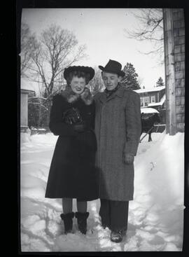 Couple non identifié à l’extérieur en hiver