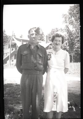 Alice Kingsborough et un homme en uniforme non identifié