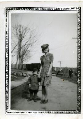 Iola Kingsborough et un enfant à l’extérieur