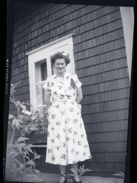 Alice Kingsborough à l’extérieur d’une maison
