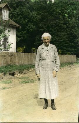 Portrait de Mrs Livingston à l’extérieur
