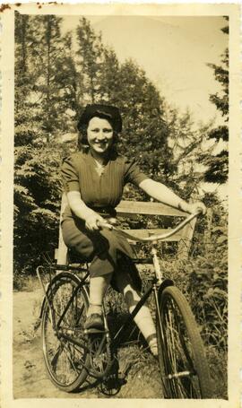 Une femme non identifiée sur une bicyclette
