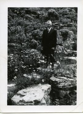 Saskett Kingsborough dans un jardin