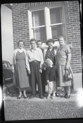 Membres de la famille Kingsborough devant un bâtiment en brique
