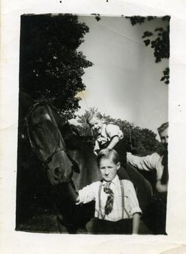 Lloyd et Saskett Kingsborough avec Malcolm Kingsborough sur un cheval