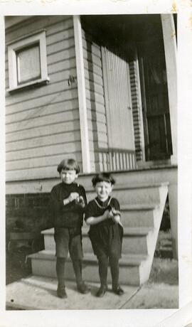 Roy and Clifford Kingsborough devant les marches d’une maison