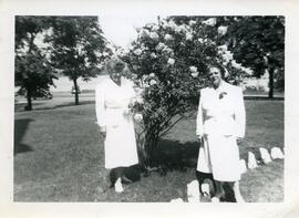 Mrs Swanwick et Mrs Parker à côté d’un arbre en fleurs