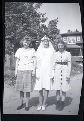 Iola et Alice Kingsborough avec une jeune femme non identifiée à l’extérieur