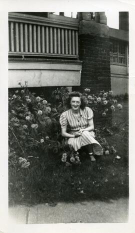 Alice Kingsborough accroupie dans les fleurs