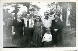Membres de la famille Edgley et Mrs Alcorn à l’extérieur