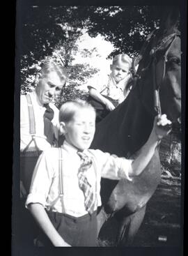 Lloyd et Saskett Kingsborough avec Malcolm Kingsborough sur un cheval