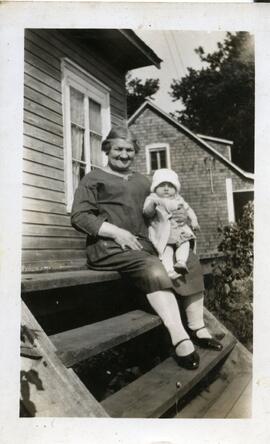 Eliza Henderson Gilpin assise à l’extérieur avec un enfant sur elle