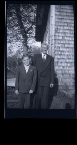 Saskett et Malcolm Kingsborough à côté d’une maison
