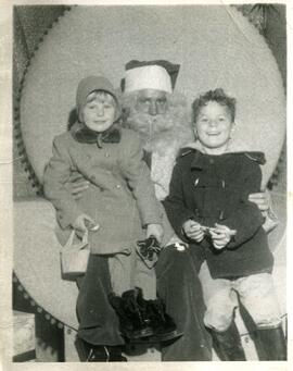 Everett et Sherry Ross sur les genoux d'un père Noel