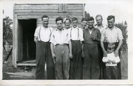 Membres de la famille Edgley et Al Alcorn à l'extérieur