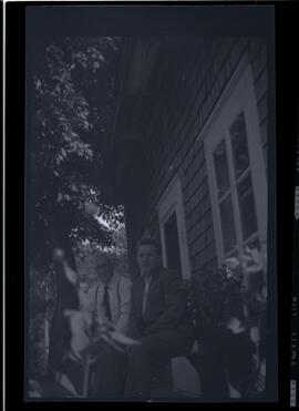 Saskett et Lloyd Kingsborough assis à l'extérieur