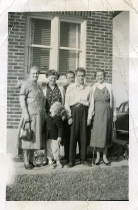 Membres de la famille Kingsborough avec Eva et Rosella