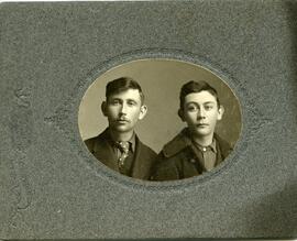 Portrait de deux jeunes hommes non identifiés