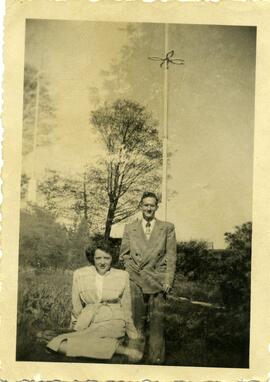 Shirley Whiting et Lloyd Kingsborough à l’extérieur