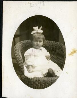 Portrait ovale d’un enfant non identifié assis sur une chaise