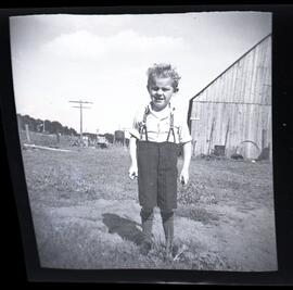 Malcolm Kingsborough lorsqu’il était enfant à l’extérieur