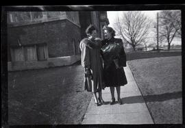 Alice Kingsborough et une femme non identifiée marchant à l’extérieur
