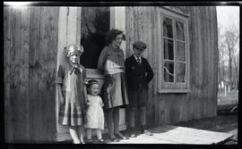 Quatre des enfants Kingsborough devant la porte d'une maison