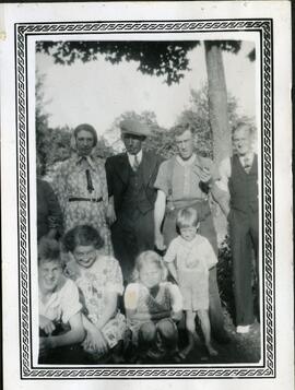 Membres de la famille Kingsborough avec Laura et Emmett Henderson à l’extérieur