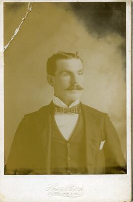 Portrait d’un homme moustachu non identifié