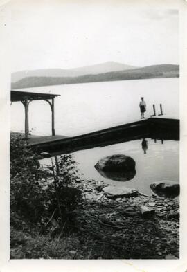 Everett sur un quai au lac Magog