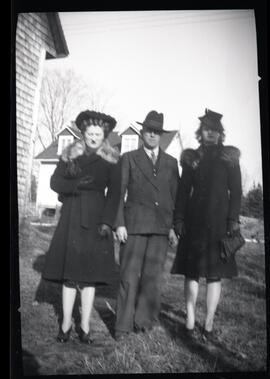 Alice, Iola et Saskett Kingsborough à l’extérieur