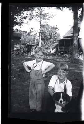 Malcolm et Lloyd Kingsborough avec un chien à l’extérieur