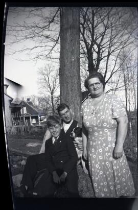 Malcolm et Clifford Kingsborough avec Ethel Gilpin Kingsborough à l’extérieur avec un chien