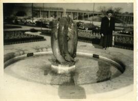 Alice Kingsborough derrière une fontaine d’eau en forme de poissons