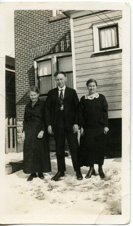 John Kingsbury avec Jane Daley et Mary Ann Kingsborough devant une maison