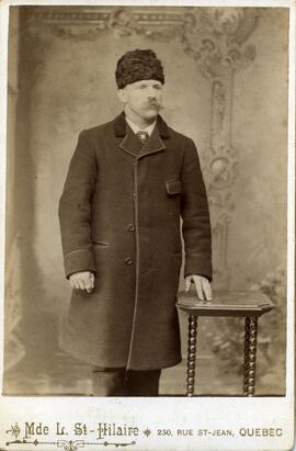 Portrait d’une homme non identifié portant un couvre-chef