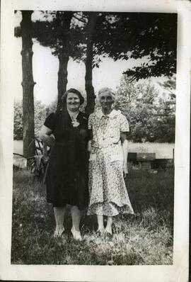 Ethel Gilpin Kingsborough et Charlotte Middlebrook sous des arbres