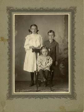 Trois enfants non identifiés