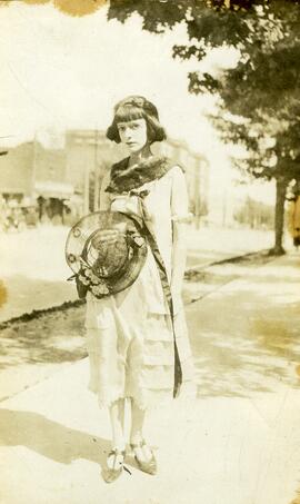 Photographie de Catherine Rivard, épouse de Georges-Gérin Lajoie à Montréal (vue prise au cimetière)