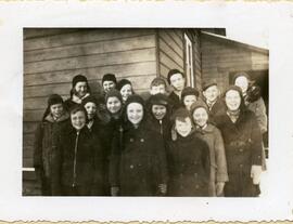 Alice et Iola Kingsborough avec un groupe d’écoliers devant une école