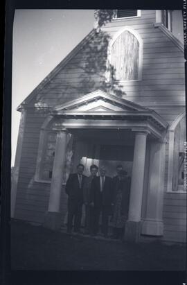 Membres de la famille Kingsborough avec Charlotte Middlebrook devant une église
