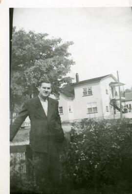 Clifford Kingsborough devant une maison