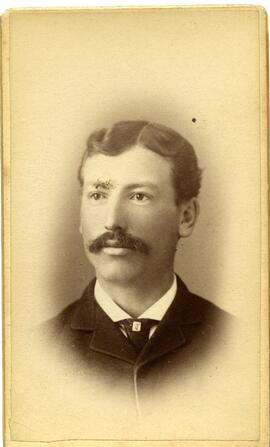 Portrait d’un homme non identifié moustachu